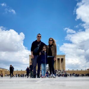 Nihan Aslı Elmas Instagram - İyi bayramlar 🍬 #nillehayatbambaşka @nihanasliaygen #şekerbayramınızkutluolsun #ramazanbayramınızkutluolsun #anıtkabir #atatürk
