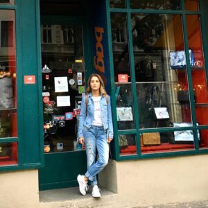 Nihan Aslı Elmas Instagram - Bazı dükkanları unutmamak için önünde fotoğraf çektirdiğim doğrudur! #lifeislife