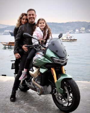 Nihan Aslı Elmas Instagram - Hafta sonunuz güzel geçsin. 🤘
#nillehayatbambaşka ❤️ @nihanasliaygen ❤️
Güzel çocuk @motoguzziturkiye #v100mandello