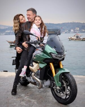 Nihan Aslı Elmas Instagram - Hafta sonunuz güzel geçsin. 🤘
#nillehayatbambaşka ❤️ @nihanasliaygen ❤️
Güzel çocuk @motoguzziturkiye #v100mandello