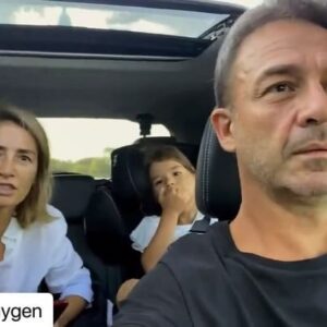 Nihan Aslı Elmas Instagram - 🚖 Biz bu hafta sonu yine rotadan çıktık. Bilin bakalım burası neresi? 🌸🌼🌸@murataygen #nillehayatbambaşka 
🚖 Biliyorsunuz ki biz aile olarak Suzuki Vitara Hybrid AllGrip kullanıyoruz. Etrafımdaki insanlar sürekli soruyorlar; neden Suzuki kullanıyorsun? diye. Biraz uzun olacak belki ama şöyle izah edeyim. 
🚖 Gerçek SUV
- Vitara piyasada SUV olarak tanımlanan araçlardan teknoloji, üretim yapısı ve ruh olarak çok farklı. Pek çoğu gerçekte SUV değil otomobildir. Vitara ise gerçek SUV genleri taşır. Üretim platformu buna göredir. Gövdesi arazi koşullarına uyum sağlayacak şekilde üretilmiştir. Ayrıca 4 tekerden çekiş sistemi olması da ayırıcı özelliğidir. Suzuki 50 yıldan uzun süredir geliştirdiği 4 çeker teknolojisine sahiptir. Piyasada SUV olarak bildiğimiz modellerin çok büyük bir çoğunluğu 4x4 sisteme sahip değildir. 
🚖 Ayrıca Vitara'nın yerden yüksekliği de bu anlamda bazı rakiplerine göre fazladır. Vitara'nın birçok SUV olarak anılan rakibi aslında otomobillerin yükseltilmiş versiyonudur. Bu nedenlerle Vitara gerçek SUV'dur. diğerleriyle karşılaştırılmamalıdır.
🚖 Akıllı Hibrit 
- Hibrit konusu da yakından bildiğin üzere, Suzuki Akıllı Hibrit Teknolojisi üzerine kurulu. 48V'luk lityum ion batarya ve onun bağlı olduğu isg sistemi motora belli koşullarda destek veriyor ve yakıt tasarrufu sağlıyor. Şarj derdi de olmuyor, kendi kendini şarj ediyor. 
🚖 Yani totalde baktğımızda gerçek SUV bir otomobili hibrit teknolojisiyle kullanıyoruz ve güçlü performansı verimli yakıt tüketimiyle birleştiriyoruz.
🚖 Haliyle tüm bunlar bize "İyi Ki Suzuki" dedirten sebeplerden birkaçı oluyor. Bu sebeple her fırsatta rotadan çıkmak için fırsat kolluyoruz :) @murataygen #nillehayatbambaşka  @suzukiturkiye #vitaraallgrip #vitarahybrid #iyikisuzuki