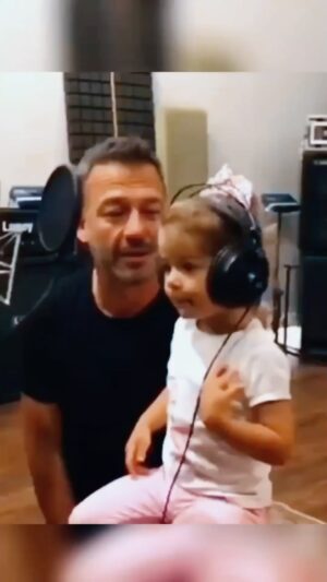 Nihan Aslı Elmas Instagram - Nil’in yeri belli… babasının omuzları, kalbinin içi, tüm benliği… bir Aygen kızıysan ne kadar şanslı olduğunu bilirsin…. Canım kocam babalar günün kutlu olsun!!!! Birlikte geçireceğimiz nice mutlu, eğlenceli, her anı şölene dönen günlerimiz, yıllarımız olsun 🙏🏻🙏🏻🙏🏻🙏🏻 seni çok seviyorum, seni çok seviyoruz ❤️❤️🌺🌺🤩🤩☀️☀️☀️☀️ @murataygen #nillehayatbambaşka #nilaygen #happyfathersday
