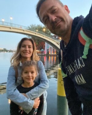 Nihan Aslı Elmas Instagram - Bazı yerler…. Bazı akşamlar… çokça özlem… #aygensrocks #nillehayatbambaşka @murataygen ❤️❤️‍🔥💖🎉🎈