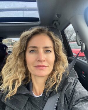 Nihan Aslı Elmas Instagram - Yine yağmur yağıyor… sanırım 1-2 kere 6 Mayıs’ta yağmurun yağmadığına denk geldim…Bereket  diyelim 🌸 Doğmak için ne kadar güzel bir gün😍 Aldığım her nefese, her yağmur damlasına, her gün doğumuna, hayatıma dokunan herkese teşekkür ederim 🙏🏻 💖 Canım kocam @murataygen seni çok seviyorum… Sayende pırıl pırıl bir rüyada yaşıyorum❤️Canım kızım Nil’im varlığın her anıma güç katıyor…💖 #nillehayatbambaşka 
İyi ki doğdum…. Birlikte nice güzel yıllarımız olsun…🙏🏻🧿❤️💖🥳🎉🎈🎁