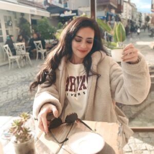 Nihan Balyalı Instagram - “There are only two ways to live your life. One is as though nothing is a miracle. The other is as though everything is a miracle.” 🤍