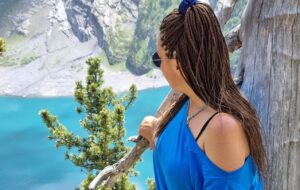 Nihan Durukan Instagram - Alp dağlarında trekking yaptık.6 saat dağlarda  iki karış patikalarda yürüdük.İnanılmaz bir adrenalin ve muhteşem manzaralarla unutulmaz bir gün geçirdik.Bu kadar dik yokuşlara tırmanabileceğimi bilmiyordum gerçekten.Hem sınırlarımı aştım hem de doğanın ihtişamından sarhoş oldum. Hayatımız boyunca yaşamadığımız bu eşsiz deneyim için ve bu fırsatı bize sağladığı için @boafilm e ve @gulegulegultekinle programına çok teşekkür ederiz. Yaşadığımız deneyimin muazzamlığını asıl youtube da görebilirsiniz.Çok yakında 4 günlük muhteşem kampımız #gülegülegültekinle youtube programında…