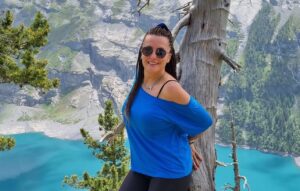 Nihan Durukan Instagram - Alp dağlarında trekking yaptık.6 saat dağlarda  iki karış patikalarda yürüdük.İnanılmaz bir adrenalin ve muhteşem manzaralarla unutulmaz bir gün geçirdik.Bu kadar dik yokuşlara tırmanabileceğimi bilmiyordum gerçekten.Hem sınırlarımı aştım hem de doğanın ihtişamından sarhoş oldum. Hayatımız boyunca yaşamadığımız bu eşsiz deneyim için ve bu fırsatı bize sağladığı için @boafilm e ve @gulegulegultekinle programına çok teşekkür ederiz. Yaşadığımız deneyimin muazzamlığını asıl youtube da görebilirsiniz.Çok yakında 4 günlük muhteşem kampımız #gülegülegültekinle youtube programında…