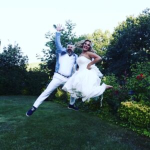 Nihan Durukan Instagram - Havalara uçarak evlendim seninle..Beş senedir her gün iyi ki dedim.İyi ki yollarımız kesişmiş,iyi ki evlenmişim,iyi ki sen❤️ Evlilikte beş yılı devirdik ama ben hala 10 yılın şokundayım.Nasıl güzel geçti seninle yıllar..Canım kocam bir ömür beraber olalım, aşkla yaşayalım inşallah🙏🏻❤️ Seni çok seviyorum🥰 @necmiyapici 🧿😘😘