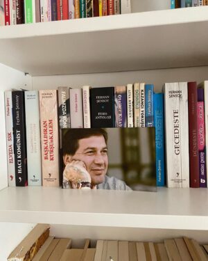 Nihan Durukan Instagram - Onu ilk kez 1990 senesinde seyrettim.Zekasından,kelimelerle oynayışından,espri satışından, sahnedeki duruşundan ve hatta kendine özgü selamından büyülenmiştim.O gün içimde yanan ateş yıllardır sönmedi.Hem tiyatro hem yazma aşkım ondan aldığım ilhamla başladı.Tiyatro kokusu “Ses 1885” in kokusu oldu benim için..1998 yılında “Nöbetçi Tiyatro’ ya girerek onun ustalığıyla ilerleme fırsatını yakaladım ki bunun için kendimi çok şanslı hissediyorum.Ondaki bitmeyen üretme azmine hep hayran oldum.Bir ömre ne kadar çok eser sığdırdı güzel kalpli ustam.. Çok duygusaldı, hissettikleri gözlerine, sesine yansırdı. Ne çok anlattı,ne çok dinledim onu..Ne de güzel anlatırdı.Ondan bir şeyler dinlemek, öğrenmek ne büyük bir onur..Aynı dönemde yaşayabildiğim,öğrencisi olabildiğim, güzel anılar biriktirebildiğim için şükrediyorum.Bana ve hayatıma kattıkların için çok teşekkür ederim Ferhan Şensoy… Beyoğlu’nda kalan tek güzelliktin benim için..Sen gittin Beyoğlu’da bitti…