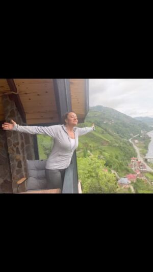Nihan Durukan Instagram - Bizi gezdiren,yedirip içiren,güldürüp eğlendiren,horon oynatan ve şahane ağırlayan güzel Türkiye’min güzel insanları😍 Sayenizde anılarımıza müthiş anlar ekledik..İyi ki sizleri tanımışız😍Hepinize çok teşekkür ederiz🙏🏻❤️😘Yeniden görüşmek üzere @soore_bungalov @evelicaferestorant @pelegivaturiali  @cananyaylaci @necmiyapici @hasimsonmezz
