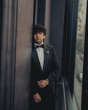 Nik Dodani Instagram - Life of Pi won 3 Tony’s 🥹🛶🐯🏆🏆🏆🐯🛶⁣🥹
⁣
photos by @amirbangs