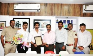 Nikhil Dwivedi Instagram - Embarrassed but dont want to appear ungrateful either.
Thankyou @mumbaipolice for this kind and surprise gesture. 
But frankly nobody does it better than you all.. You do the longest hours with a smile. Thank you!
#StateIntelligenceDept #MumbaiPolice #MaharashraPolice