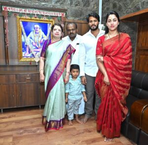 Nikhil Kumar Instagram - ಪುಣ್ಯಕ್ಷೇತ್ರ ಶಿರಡಿಯಲ್ಲಿ ಮಹಾಮಹಿಮರಾದ ಶ್ರೀ ಶಿರಡಿ ಸಾಯಿಬಾಬಾ ಅವರ ದರ್ಶನ ಪಡೆದು ಧನ್ಯನಾದೆ. 

ಪೂಜ್ಯ ತಂದೆ, ತಾಯಿ ಅವರು ಮತ್ತು ನನ್ನ ಧರ್ಮಪತ್ನಿ, ಪುತ್ರನ ಜೊತೆಯಲ್ಲಿ ಬಾಬಾ ದರ್ಶನ ಸಿಕ್ಕಿದ್ದು ನನ್ನ ಮಹಾಭಾಗ್ಯವೇ ಹೌದು. ಸರ್ವರಿಗೂ ಒಳ್ಳೆಯದಾಗಲಿ ಎಂದು ಆ ದೈವ ಸ್ವರೂಪನಲ್ಲಿ ಬೇಡಿಕೊಂಡೆ. Feel blessed to have received the divine darshan of the great Shri Shirdi Sai Baba at the holy site of Shirdi.

It is indeed my great fortune to have had Baba’s darshan along with my father , mother my wife, and my son. I prayed to that divine form for the well-being of everyone.