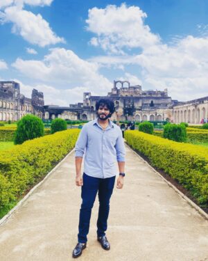 Nikhil Kumar Instagram - ಕೋಟೆ ಕೊತ್ತಲಗಳ, ಪ್ರಾಚೀನ ಇತಿಹಾಸವುಳ್ಳ, ಪ್ರೇಕ್ಷಣೀಯ ಸ್ಥಳ ಬೀದರ್‌ನ ಕೋಟೆ. ಅರಮನೆ, ಸುಂದರ ಮಹಲು, ಬಸದಿ, ವಸ್ತುಸಂಗ್ರಹಾಲಯ, ಶಾಸನ ಹೀಗೆ ಐತಿಹಾಸಿಕ ಸಂಪತ್ತುಗಳನ್ನು ತನ್ನೊಡಲಿನಲ್ಲಿ ಇಟ್ಟುಕೊಂಡಿರೋ ಬೀದರ್ ಕೋಟೆಗೆ ಭೇಟಿ ನೀಡಿ ಕೋಟೆಯ ಬಗ್ಗೆ ತಿಳಿದು ಕೊಂಡದ್ದು ಖುಷಿಯ ವಿಚಾರ
ಹಾಗೆ ನಮ್ಮ ರಾಜ್ಯದ ಕಿರೀಟ ಬೀದರ್ ನಲ್ಲಿ ಕಳೆದ ಸಮಯ ಮನಸ್ಸಿಗೆ ಅತ್ಯಂತ ಸಂತಸ ನೀಡಿತು #bidarfort#bidar