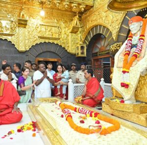 Nikhil Kumar Instagram - ಪುಣ್ಯಕ್ಷೇತ್ರ ಶಿರಡಿಯಲ್ಲಿ ಮಹಾಮಹಿಮರಾದ ಶ್ರೀ ಶಿರಡಿ ಸಾಯಿಬಾಬಾ ಅವರ ದರ್ಶನ ಪಡೆದು ಧನ್ಯನಾದೆ. 

ಪೂಜ್ಯ ತಂದೆ, ತಾಯಿ ಅವರು ಮತ್ತು ನನ್ನ ಧರ್ಮಪತ್ನಿ, ಪುತ್ರನ ಜೊತೆಯಲ್ಲಿ ಬಾಬಾ ದರ್ಶನ ಸಿಕ್ಕಿದ್ದು ನನ್ನ ಮಹಾಭಾಗ್ಯವೇ ಹೌದು. ಸರ್ವರಿಗೂ ಒಳ್ಳೆಯದಾಗಲಿ ಎಂದು ಆ ದೈವ ಸ್ವರೂಪನಲ್ಲಿ ಬೇಡಿಕೊಂಡೆ. Feel blessed to have received the divine darshan of the great Shri Shirdi Sai Baba at the holy site of Shirdi.

It is indeed my great fortune to have had Baba’s darshan along with my father , mother my wife, and my son. I prayed to that divine form for the well-being of everyone.