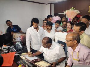 Nikhil Kumar Instagram - ಕೇಂದ್ರದ ಶ್ರೀ ನರೇಂದ್ರ ಮೋದಿ ಅವರ ನೇತೃತ್ವದ ಎನ್ ಡಿಎ ಸರ್ಕಾರದಲ್ಲಿ ಉಕ್ಕು ಮತ್ತು ಬೃಹತ್ ಕೈಗಾರಿಕೆ ಸಚಿವರಾಗಿ ಶ್ರೀ ಹೆಚ್.ಡಿ.ಕುಮಾರಸ್ವಾಮಿ ಅವರು ಅಧಿಕಾರ ವಹಿಸಿಕೊಂಡರು. ಈ ಸಂದರ್ಭದಲ್ಲಿ ಕಛೇರಿಯಲ್ಲಿ ಪೂಜಾ ಕಾರ್ಯಕ್ರಮ ನಡೆಯಿತು.

ಈ ಸಂದರ್ಭದಲ್ಲಿ ಕುಟುಬಂದ ಸದಸ್ಯರು, ಶಾಸಕರು ಹಾಗೂ ಮುಖಂಡರು ಅವರ ಕಚೇರಿಯಲ್ಲಿ  ಹಾಜರಿದ್ದು, ನೂತನ ಮಂತ್ರಿಗಳಿಗೆ ಶುಭ ಹಾರೈಸಿದೆವು.