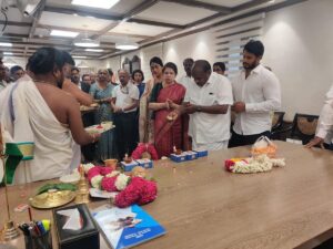 Nikhil Kumar Instagram - ಕೇಂದ್ರದ ಶ್ರೀ ನರೇಂದ್ರ ಮೋದಿ ಅವರ ನೇತೃತ್ವದ ಎನ್ ಡಿಎ ಸರ್ಕಾರದಲ್ಲಿ ಉಕ್ಕು ಮತ್ತು ಬೃಹತ್ ಕೈಗಾರಿಕೆ ಸಚಿವರಾಗಿ ಶ್ರೀ ಹೆಚ್.ಡಿ.ಕುಮಾರಸ್ವಾಮಿ ಅವರು ಅಧಿಕಾರ ವಹಿಸಿಕೊಂಡರು. ಈ ಸಂದರ್ಭದಲ್ಲಿ ಕಛೇರಿಯಲ್ಲಿ ಪೂಜಾ ಕಾರ್ಯಕ್ರಮ ನಡೆಯಿತು.

ಈ ಸಂದರ್ಭದಲ್ಲಿ ಕುಟುಬಂದ ಸದಸ್ಯರು, ಶಾಸಕರು ಹಾಗೂ ಮುಖಂಡರು ಅವರ ಕಚೇರಿಯಲ್ಲಿ  ಹಾಜರಿದ್ದು, ನೂತನ ಮಂತ್ರಿಗಳಿಗೆ ಶುಭ ಹಾರೈಸಿದೆವು.