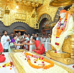 Nikhil Kumar Instagram - ಪುಣ್ಯಕ್ಷೇತ್ರ ಶಿರಡಿಯಲ್ಲಿ ಮಹಾಮಹಿಮರಾದ ಶ್ರೀ ಶಿರಡಿ ಸಾಯಿಬಾಬಾ ಅವರ ದರ್ಶನ ಪಡೆದು ಧನ್ಯನಾದೆ. 

ಪೂಜ್ಯ ತಂದೆ, ತಾಯಿ ಅವರು ಮತ್ತು ನನ್ನ ಧರ್ಮಪತ್ನಿ, ಪುತ್ರನ ಜೊತೆಯಲ್ಲಿ ಬಾಬಾ ದರ್ಶನ ಸಿಕ್ಕಿದ್ದು ನನ್ನ ಮಹಾಭಾಗ್ಯವೇ ಹೌದು. ಸರ್ವರಿಗೂ ಒಳ್ಳೆಯದಾಗಲಿ ಎಂದು ಆ ದೈವ ಸ್ವರೂಪನಲ್ಲಿ ಬೇಡಿಕೊಂಡೆ. Feel blessed to have received the divine darshan of the great Shri Shirdi Sai Baba at the holy site of Shirdi.

It is indeed my great fortune to have had Baba’s darshan along with my father , mother my wife, and my son. I prayed to that divine form for the well-being of everyone.