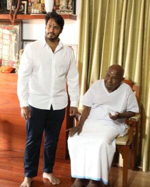 Nikhil Kumar Instagram - ರಾಮನಗರ ವಿಧಾನಸಭಾ ಕ್ಷೇತ್ರದ ಜೆಡಿಎಸ್ ಅಭ್ಯರ್ಥಿಯಾಗಿ ನಾಮಪತ್ರ ಸಲ್ಲಿಸಿದ ನಂತರ ಬೃಹತ್ ರೋಡ್ ಶೋ ನಡೆಸಲಾಯಿತು. ಕ್ಷೇತ್ರದ ಜನತೆ ವ್ಯಕ್ತಪಡಿಸಿದ ಬೆಂಬಲ ಕಂಡು ನನ್ನ ಹೃದಯ ಉಕ್ಕಿಬಂದಿದೆ. ಸುಡು ಬಿಸಿಲನ್ನು ಲೆಕ್ಕಿಸದೆ ನನ್ನ ಬಗ್ಗೆ ತೋರಿದ ಪ್ರೀತಿ ವಿಶ್ವಾಸಕ್ಕೆ ನಾನು ಆಭಾರಿ ಆಗಿದ್ದೇನೆ. 

ಮಹಾಜನತೆಗೆ ಅನಂತ ಧನ್ಯವಾದಗಳು.