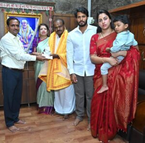 Nikhil Kumar Instagram - ಪುಣ್ಯಕ್ಷೇತ್ರ ಶಿರಡಿಯಲ್ಲಿ ಮಹಾಮಹಿಮರಾದ ಶ್ರೀ ಶಿರಡಿ ಸಾಯಿಬಾಬಾ ಅವರ ದರ್ಶನ ಪಡೆದು ಧನ್ಯನಾದೆ. 

ಪೂಜ್ಯ ತಂದೆ, ತಾಯಿ ಅವರು ಮತ್ತು ನನ್ನ ಧರ್ಮಪತ್ನಿ, ಪುತ್ರನ ಜೊತೆಯಲ್ಲಿ ಬಾಬಾ ದರ್ಶನ ಸಿಕ್ಕಿದ್ದು ನನ್ನ ಮಹಾಭಾಗ್ಯವೇ ಹೌದು. ಸರ್ವರಿಗೂ ಒಳ್ಳೆಯದಾಗಲಿ ಎಂದು ಆ ದೈವ ಸ್ವರೂಪನಲ್ಲಿ ಬೇಡಿಕೊಂಡೆ. Feel blessed to have received the divine darshan of the great Shri Shirdi Sai Baba at the holy site of Shirdi.

It is indeed my great fortune to have had Baba’s darshan along with my father , mother my wife, and my son. I prayed to that divine form for the well-being of everyone.