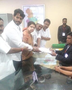 Nikhil Kumar Instagram - ರಾಮನಗರ ವಿಧಾನಸಭಾ ಕ್ಷೇತ್ರದ ಜೆಡಿಎಸ್ ಅಭ್ಯರ್ಥಿಯಾಗಿ ನಾಮಪತ್ರ ಸಲ್ಲಿಸಿದ ನಂತರ ಬೃಹತ್ ರೋಡ್ ಶೋ ನಡೆಸಲಾಯಿತು. ಕ್ಷೇತ್ರದ ಜನತೆ ವ್ಯಕ್ತಪಡಿಸಿದ ಬೆಂಬಲ ಕಂಡು ನನ್ನ ಹೃದಯ ಉಕ್ಕಿಬಂದಿದೆ. ಸುಡು ಬಿಸಿಲನ್ನು ಲೆಕ್ಕಿಸದೆ ನನ್ನ ಬಗ್ಗೆ ತೋರಿದ ಪ್ರೀತಿ ವಿಶ್ವಾಸಕ್ಕೆ ನಾನು ಆಭಾರಿ ಆಗಿದ್ದೇನೆ. 

ಮಹಾಜನತೆಗೆ ಅನಂತ ಧನ್ಯವಾದಗಳು.