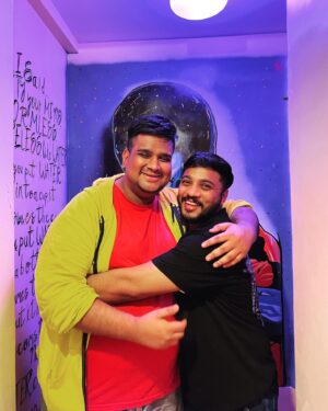 Nikhil Vijay Instagram - @raftaarmusic Bhai, pure soul and a warmest heart ❤️. 11th me tha tab se aap se milne ki iccha thi. Kuch din pahle khwab poora hua. Thank you so much bhai for inviting me and @ts.tales . Love you ❤️. Keep shining ❤️