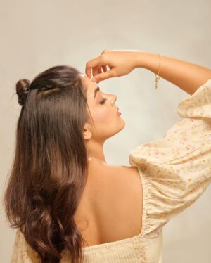 Nikhila Vimal Instagram - Laila from parallel universe 🤍
Photographer : @jibinartist @plan.b.action 

Styling : @styledbysmiji

Makeup : @femyantony

Outfit : @Bunastudio

Jewellery : @kirikiri

Cam asst : @dayonphotos