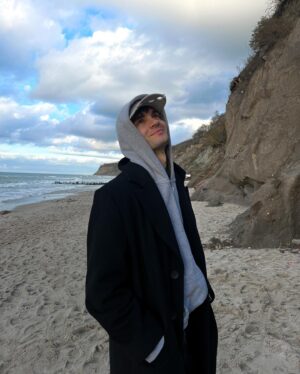 Nikita Kiosse Instagram - — заметки из путешествий:
«неважно куда занесло,
я всегда найду мой путь домой»