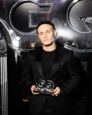 Nikita Kukushkin Instagram - @pomosch.app x @gqrussia Инноватор года.Спасибо @gilletterussia Помощь уже в 27 городах,21 регион,30 фондов партнеров,1000 нуждающихся пожилых людей получают Помощь ежемесячно.Будут и другие категории и виды потребностей.Спасибо команде,всем кто помогает,Маме,Жене и Софе. Не унывайте - всё будет хорошо.Путь долгий,но мы уже на пути в Ородруин.И мы дойдём.❤️ фото:один гениальный художник костюм: @boss обувь: @nike #GQMenOfTheYear
#GQМужчиныГода
#GQ20лет
#GQrussia
#ThisisBOSS 
#УверенностьвТвоихРуках
#будьвпомощь
