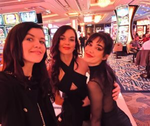 Nikita Ramsey Instagram - vegas. we laughed a lot (@jimjefferies ) we ate (a giant amazing 🦆) and sprocket strolled the strip. great weekend!!! ❤️🎰