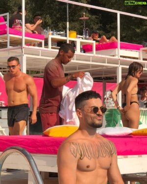Nikita Vakuluk Instagram - Теперь это моё любимое летнее фото. На нём прекрасно всё! 🕶☀️💦 #фотошедевр
