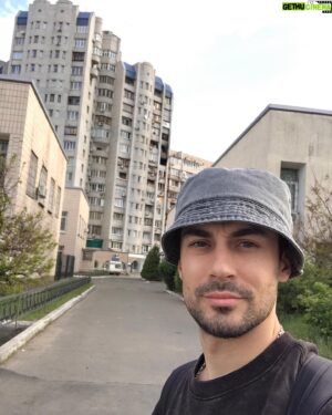 Nikita Vakuluk Instagram - Каждый раз выходя на улицу быть готовым не возвращаться домой. Каждый день вспоминать, что он абсолютно реально может быть последним. Получать удовольствие от жизни здесь и сейчас. От той жизни, которая есть, потому что лучше, вполне возможно, никогда не будет. И быть искренне благодарным за то, что есть. Ценить моменты, ценить позитив, ценить всё и одновременно не бояться потерять.
⠀
Как не парадоксально, но именно война выработала у меня эти привычки. То, что лучшим духовным гуру ютуба годами не удавалось "инсталлировать" мне в голову, получилось у самого отвратительного и преступного персонажа новой человеческой истории всего за несколько недель. 
⠀
Продолжение в карусели, листай >>>
⠀
#мыслиожизни #войнаукраина