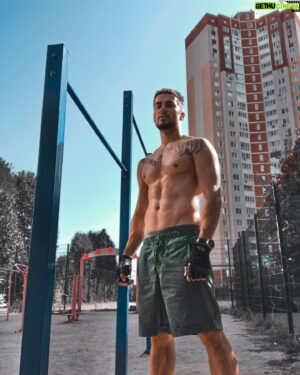 Nikita Vakuluk Instagram - КЛУБ АНОНИМНЫХ СПОРТОГОЛИКОВ 🏋🏻⛹🏻‍♂️
⠀
Все ценители пива и крепкого алкоголя хорошо помнят, что в далёком прошлом  первые глотки этих жидкостей заставляли кривиться и удивляться, зачем взрослые добровольно пьют такую гадость. 
⠀
Через несколько повторных "дегустаций" появился опыт и готовность немного потерпеть противный вкус ради последующего эффекта. Более того, в какой-то момент пиво вдруг стало вкусными, а крепкий алкоголь оказалось можно миксовать со сладкими напитками, делая его более приятным. 
⠀
Теперь хорошая новость для тех, кому тяжело себя заставлять регулярно заниматься спортом. Так же как и с алкоголем, первые тренировки могут вызывать неприятные ощущения тяжести и создавать иллюзию, что каждое занятие спортом будет приносить страдания. Но это не так!
⠀
Как и в случае с алкоголем, все кто регулярно тренируются помнят, что очень быстро распробовали и втянулись в спорт. Усталость и боль в мышцах после занятий стали приносить удовольствие. И больше не приходиться заставлять себя ходить на тренировки, а вместо этого собираешься и идешь на них, как на какое-то развлекательное мероприятие, которое гарантированно принесёт кайф.
⠀
Так что, если ты ещё боишься или ленишься добавить в свою жизнь спорт, просто заставь себя пару-тройку раз, а дальше ты на него подсядешь и он сам автоматически станет одним из твоих любимых занятий 😉💪
⠀
#спортоголизм #клубанонимныхспортоголиков #спортоголик #спортивнаязависимость #полезнаязависимость #трезвыйоктябрь