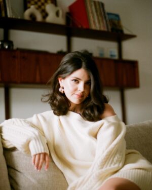 Nikki Yanofsky Instagram - 🎞I was really on my way, but I had to stop and say:
Comment allez vous?