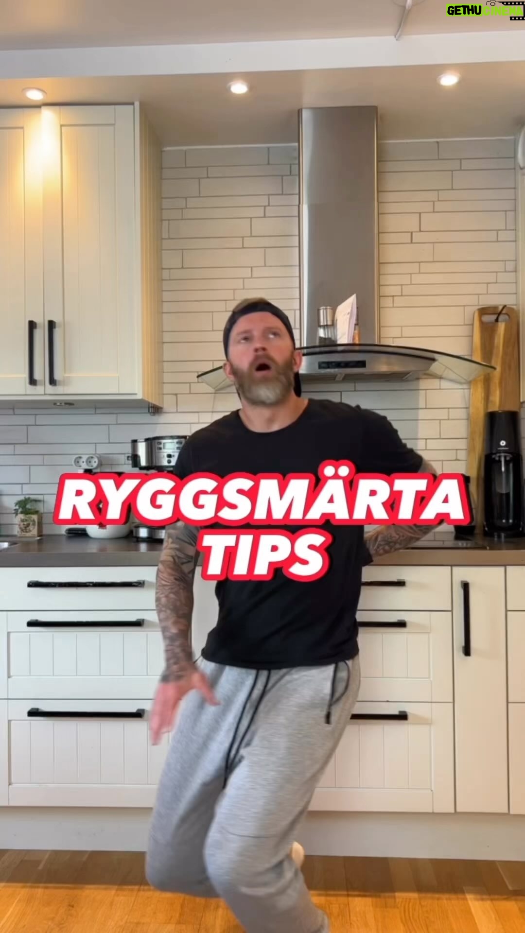 Niklas Andersson - 1.8K Likes - Klippet blev lite långt, stort tack till er som kollade på hela. För vissa kommer dessa olika steg se väldigt larviga ut, för andra så kommer det kännas som en utmaning.
Ryggsmärta och långvarig ryggsmärta kan vara väldigt funktionsnedsättande och har man aldrig varit där kan det vara svårt att förstå hur jobbigt det kan vara.
Men med små steg och lite tålamod och ett och annat mentalt utbrott så kan man vinna mark. Här ser du lite exempel på hur det kan gå till när jag jobbar med dessa personer. Hur och vad man gör kan variera stort, så se klippet mer som en övergripande förklaring och inte som en ”bästa metod” ☺️