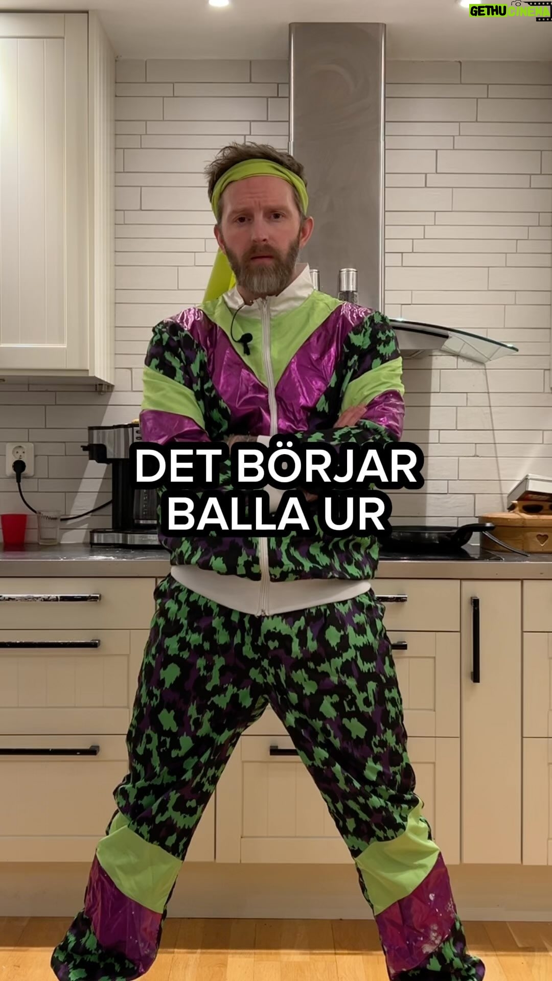 Niklas Andersson - 2.4K Likes - I denna video är det bra att försöka höra vad jag övergripande pratar om och inte fastna på småsaker som fascia, bäckenposition eller sätesmuskler. Det var några saker som hamna i skottlinjen nu och är inget som vi behöver förkasta men inte heller grunda allt helvete på.
Poängen med videon är att många profiler och influencers och inte bara PTs utrycker sig kantigt om saker dom har bristande kunskap i. Troligtvis i allra största välmening, men det blir ofta missvisande.
Jag som vårdgivare måste ofta lägga mycket av mina patienters dyrbara tid på att reda ut missvisande information som dom fått OFTA via sociala medier. När jag hellre hade lagt tid på annat viktigt. Vilket gör att det blir väldigt tröttsamt att se all missvisande information som folk köper med hull och hår.
Det kommer inte vara något stopp på detta, men jag behövde få detta ur systemet eller något 🤷♂️