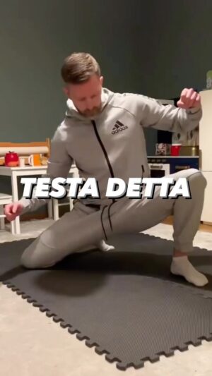 Niklas Andersson Instagram - En övning hämtad från kampsport

Vad är den bra för? Lite oklart men det är ett sexigare sätt att ta sig upp från rumpan.

Varför gör man den? Bla för att värma upp höfter och lite knä.

Kan man leva ett bra liv utan att klara detta? Ja det kan du, men kanske kul att testa om du klarar det? Det ser ju ganska enkelt ut… klarar du?