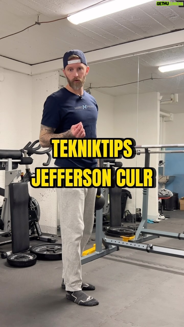 Niklas Andersson - 1.1K Likes - Lite tips ang denna övning, ska tilläggas att stå på en pall eller liknande kan vara bra om man slår i marken innan man kommit till ytterläge.
Väldigt skön övning som tränar ryggen och baksida lår, den får också RakRygg-Maffian att sätta kaffet i halsen, så ber om ursäkt på förhand till er 😄