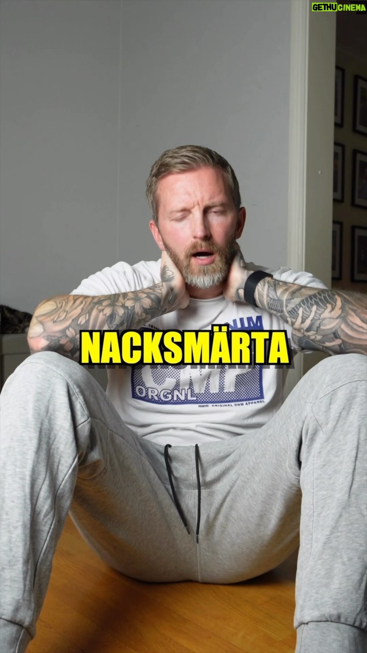 Niklas Andersson - 1.4K Likes - Sit-ups är världens bästa övning om man vill bli bra på sit-ups. Precis som spagetti är det bästa du kan äta när du är supersugen på spagetti.
Men ibland gör nacken ont, eller att det är ett jobbigt moment för nacken. Det betyder inte att sit-ups måste vara dåligt för din nacke, men det kan betyda att din nacke är totalt sämst på att klara sit-ups.
Detta för att den av någon anledning blivit lite känslig. Kanske tidigare trauma, överansträngning mm ligger i bakgrunden.
Då är skala ner och skala upp en lämplig metod, det behöver inte vara krångligare än så faktist. Du kastar inte soppan för den är för het, du blåser och låter den svalna.
Gör detsamma med sit-ups, skala ner till en lättare nivå och bygg upp ☺️👍