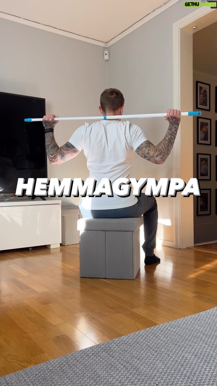 Niklas Andersson - 2.6K Likes - Denna lilla rutin är skitskön för rygg och axlar, skönt som lite pausgympa eller morgongympa. Du kan skita i pinne om du vill, om du kör med pinne men har svårt att ha den bakom nacken så kör framför då👍
Syftet med en sån här liten rutin är att anstränga sig lite och känna sig lite mjukare och skönare för stunden.
Move it move it 🙌
