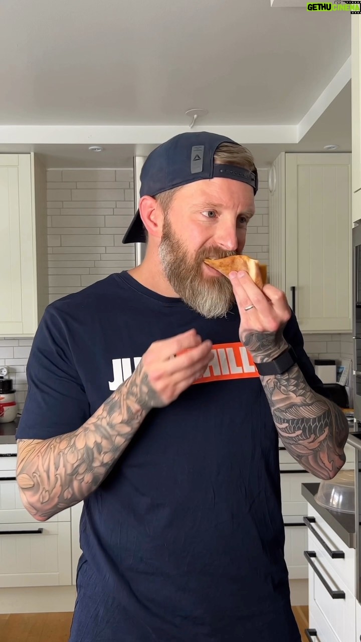 Niklas Andersson - 1.2K Likes - Nu kanske du undrar varför jag fladdrar med en pizza här, och det är för att när jag jag spelade in så skulle jag också göra en liknelse mellan olika behandlingar och olika pizzasorter.
Men jag klippte bort den delen för att jag tyckte det blev för grötigt och utdraget. Grundpoängen med klippet var att smärta inte behöver vara = skada och att man ska se det mer som en varningslampa än att man är trasig många gånger ☺️. Plus att jag var för lat för att filma om, så jag bjuder på pizza i detta klipp 🍕