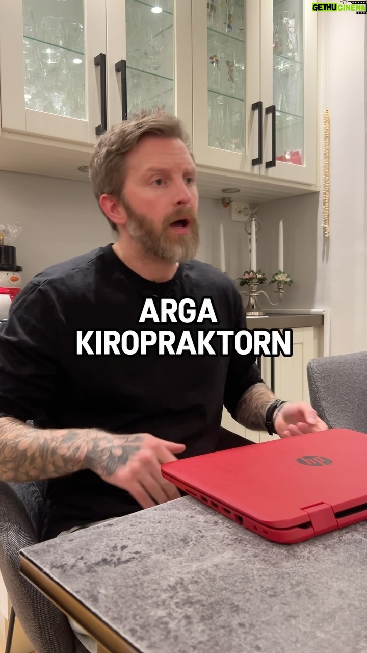 Niklas Andersson - 3.1K Likes - Ibland försöker man hjälpa människor att skapa hälsosammare vanor för att dom på olika sätt ska börja må bättre osv. En del har det väldigt jobbigt och det är svårt att hitta en väg fram trots att dom verkligen försöker och vill, men sakta och säkert går det framåt.
Sen finns det dom som inte kan tänka sig förändra eller anstränga sig ett skit, jag brukar inte få psykbryt på det här viset då men ibland hade det känts så jävla skönt 😂