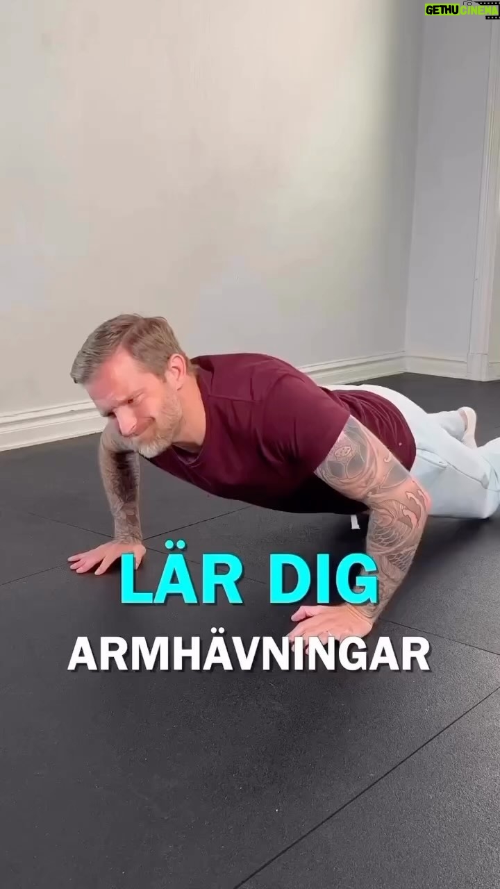 Niklas Andersson - 2.3K Likes - 2 saker krävs för att du ska klara armhävningar, eller 3! 1 att du faktist försöker göra armhävningar, 2 tålamod, 3 tid och regelbundenhet.
Typ som med allt man vill bli bra på, enligt mig så bör armhävning vara något man ska klara på nationella proven i högstadiet. För att du har mer nytta av att klara en armhävning än att stava till ett ord du aldrig kommer skriva 😊