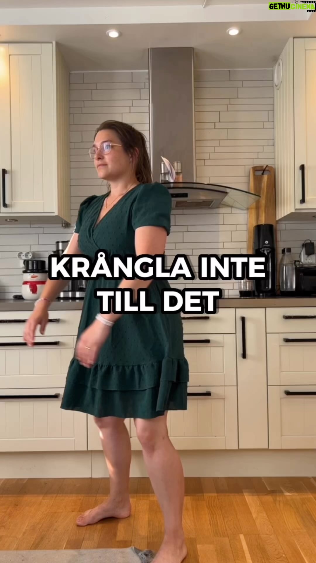 Niklas Andersson - 4.4K Likes - Sluta sug in naveln ( om du inte pga någon medicinsk orsak behöver det, vad det skulle vara vet jag inte men det finns alltid undantag).
Det finns dock en poäng med att ha ett buktryck, speciellt när du gör tyngre lyft för att bli lite mer ”stabil” och ”solid”. Men en enkel knäböj på gruppträningen eller hemma i köket kräver inte så mycket mer än att du böjer så du tränar lår och rumpa.
Detta är ofta inget man krånglar till själv, man får ofta höra det av en ”expert” och eftersom man är osäker så litar man på det. Men det är som sagt ingen nyhet att det övercoachas och krånglas till där ute.
Vilket skrämmer bort många, då man är rädd att man då gör fel, eftersom allt verkar vara så avancerat.
Inget illa menat mot personal trainers steg 4, jag vet inte ens om det är en grej 😅 men det kändes rätt att säga i stunden.