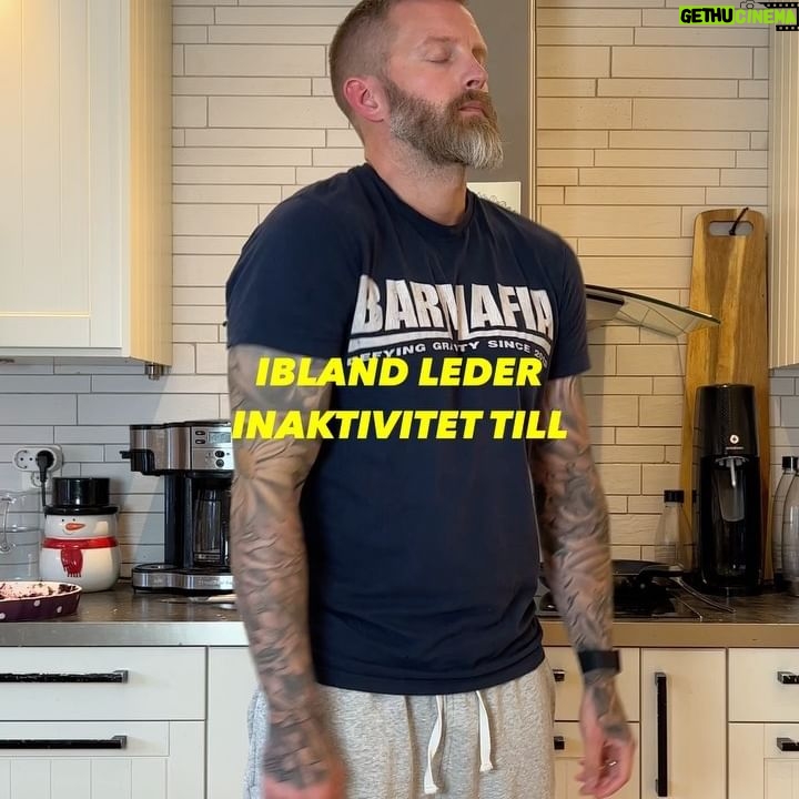 Niklas Andersson - 1.7K Likes - En av flera faktorer som kan bidra till att vi upplever och ömma och stela i nacke och axlar är inaktivitet och stillasittande/stillastående.
Ett tips då är att försöka bryta detta lite led fysisk aktivitet. Testa att sätta av 30-60 sek 1-2 ggr i timmen där du kommer upp och rör på dig.
Just dessa siffror är ett förslag, kanske funkar det bättre med mindre eller mer, högst olika så testa dig fram.
Vad du gör spelar mindre roll, det behöver inte vara några speciella övningar eller rörelse. Men jag har märkt på patienter att det är större chans att det blir av om det känns relevant.
Så kanske välja ett par rörelser eller övningar som känns bra i området. Det viktiga är att du rör på dig och det kommer troligen kännas lite när du gör det.
Om detta är något som du märker förbättrar ditt tillstånd så försök att få detta till en daglig rutin på jobbet. Låt det få variera, var flexibel. Lite är troligen bättre än inget ☺️