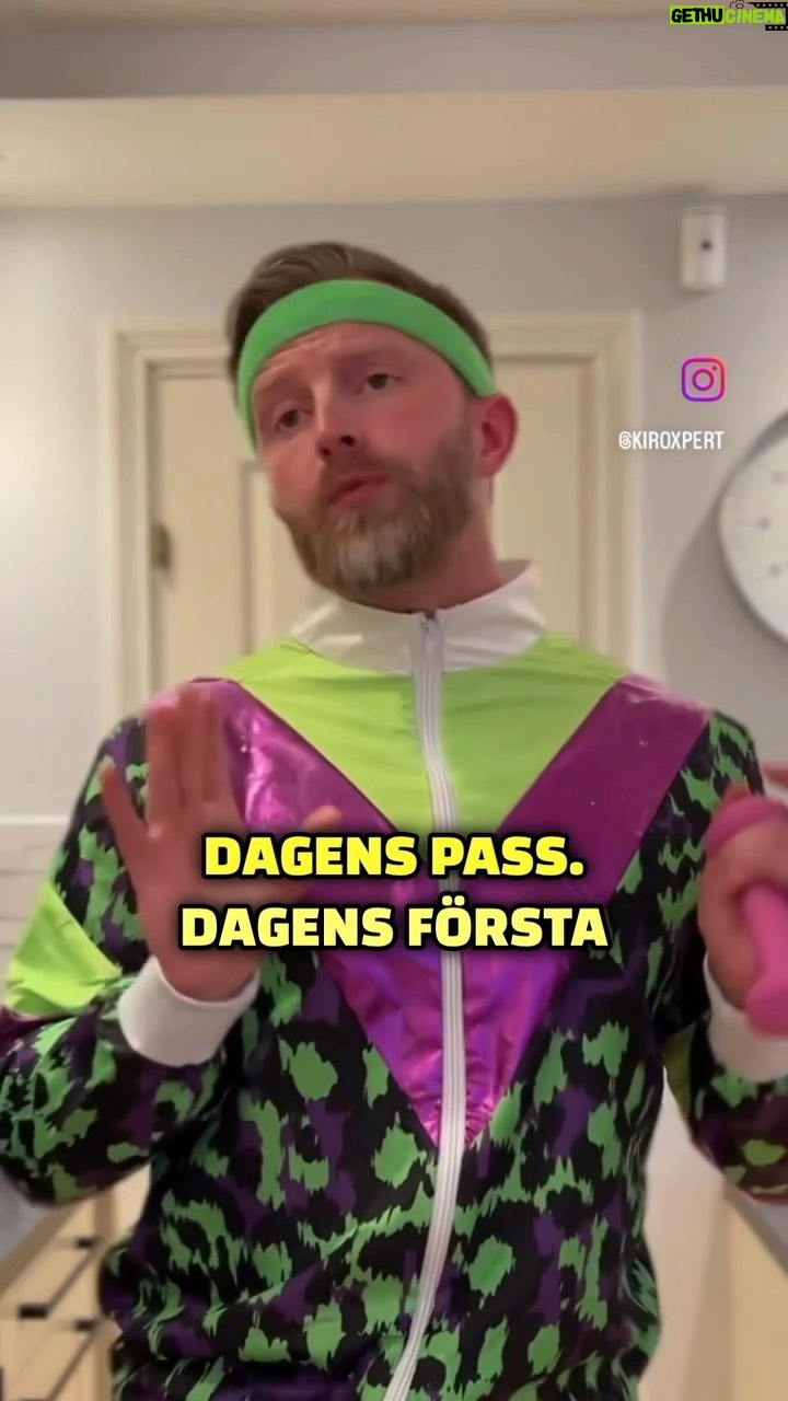 Niklas Andersson - 3K Likes - Om du någon gång tycker det verkar krångligt att utföra övningar på ett korrekt sätt så kan det ha varit så att du lyssnat på lite för många personer som gärna vill krångla till något som är relativt enkelt ( i all välmening)
Det finns också en enorm övertro på att en specifik teknik eller en rätt teknik kommer hålla dig skadefri. Alltså du har kanske fått höra att du måste ha bra teknik för att inte skada dig.
Detta är något man bör ifrågasätta, att ha en viss teknik är såklart lämpligt för att man ska träna en viss muskel osv.
Men när det kommer till teknik så kommer den att variera hos olika individer pga olika biomekaniska faktorer bla.
Det som kanske mer ofta skadar oss eller gör att vi får ont är när vi gör något nytt eller något vi inte gjort på länge lite för mycket och lite för snabbt och lite för tungt.
Att tekniken kanske ser ut som skit den gången man fick ont är troligen för att det var så pass tungt eller jobbigt att du inte kunde bibehålla din tänkta teknik.
Skyll då inte på tekniken, skyll på vikten 🤷♂️
Det ska också tilläggas att man faktist får lyfta tungt och att det inte alltid kommer leda till smärta och skada, det är faktist nödvändigt att det är riktigt tungt i vissa fall. Det är många olika faktorer som spelar in och den här texten skulle bli 10 gånger längre om vi skulle gå igenom en bråkdel av olika scenarion som eventuellt kan leda till smärta eller skada.
Hur som helst, låter något väldigt krångligt så finns det en stor chans att det egentligen inte är det.
Tack för att du tog dig tid att läsa.