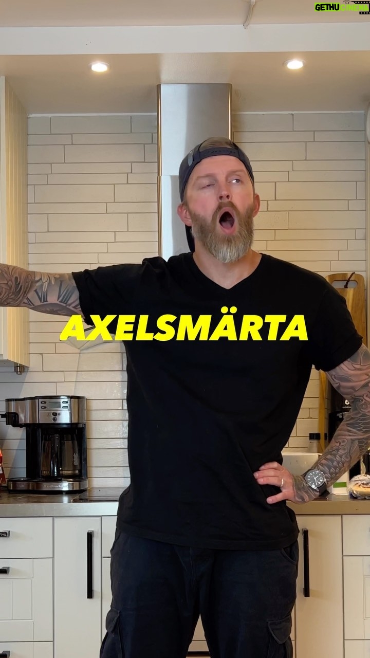 Niklas Andersson - 2.1K Likes - Axelsmärta, svin ont! Känns som något kommer i kläm vilket det gör men som egentligen inte verkar vara det huvudsakliga problemet. En annan vanlig beskrivning är att det känns som en nerv är i kläm, vilket också troligen sker men inte heller är det huvudsakliga problemet.
Grejen är den att senor kläms och nerver kläms hela tiden, dom tål det. Hur som helst, det huvudsakliga problemet är allt som oftast muskler och senor som gör ont. Och ont kan det göra utan att vara trasigt och skadat. Och då kan det vara lämpligt att 1 i den akuta fasen låta det lugna sig lite, när det sen lugnat sig men vägrar gå över så kan man försöka bygga upp lite tålighet igen.
Det betyder att vi vill utmana den rörelse som gör ont och stegvis göra den tyngre och mer som vi vill.
I videon ser du en typisk progression för att kunna börja lyfta armen åt sidan, detta är då ett exempel av många. Det du ser i videon kanske inte passar dig, men då kan du använda samma princip på annat sätt.
Steg 1 är då att börja med böjd arm, där kan man jobba på några pass tills det känns riktigt bra, att känna lite smärta är okej så länge du tycker att det blir bättre över tid. Steg två är att räta ytterligare lite på armen, nu blir det liiite tyngre och ett steg närmare ditt mål.
Steg 3 är helt uträtad arm om det går, successivt kan du här öka på mer vikt tills du inte känner dig begränsad längre.
Tripp trapp trull så har du gradvis lärt din axel att denna rörelse inte är farlig längre och den slutar göra ont ☺️ ska tillägga att detta troligtvis inte tar 3 dagar utan mer troligt ett par veckor. Speciellt om du haft ont ett bra tag ☺️
