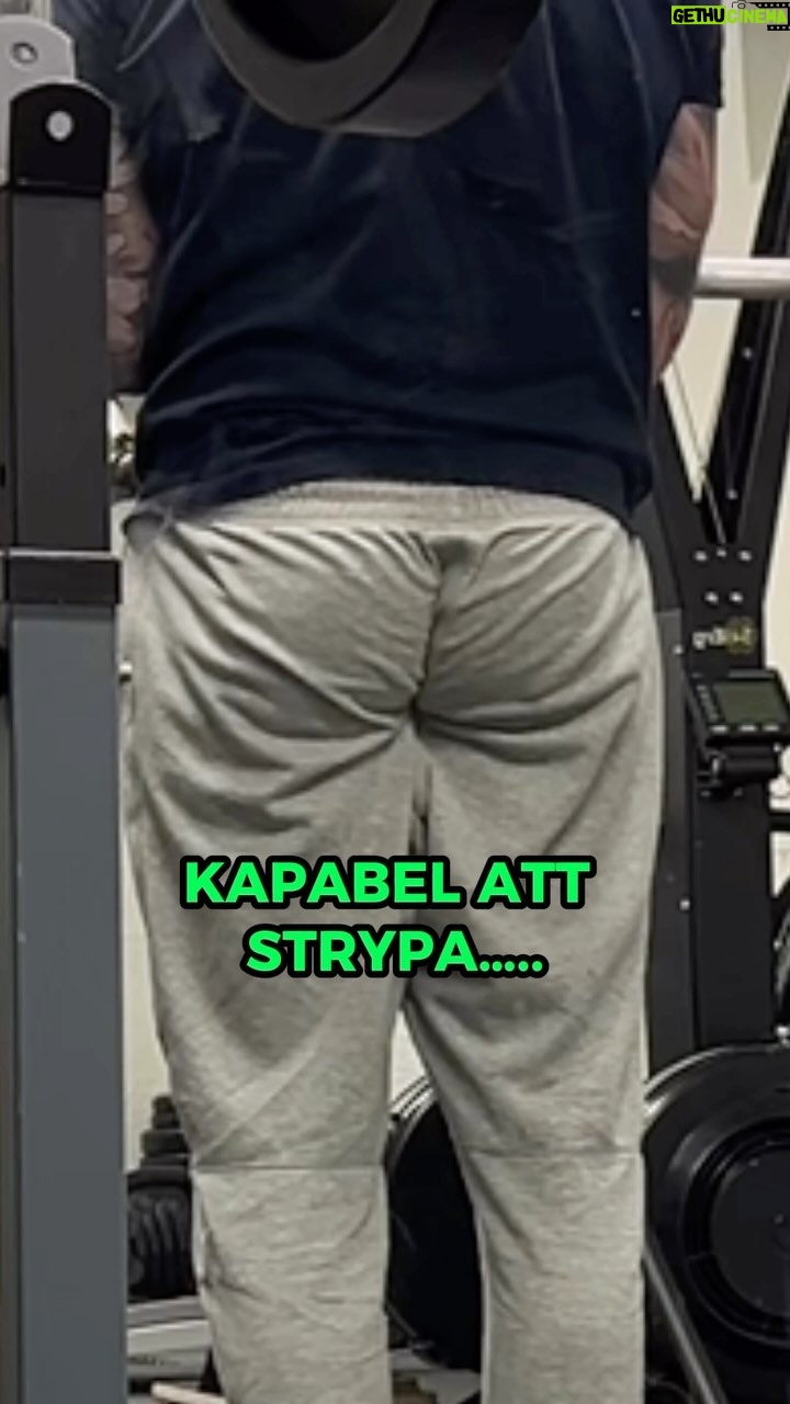 Niklas Andersson - 3K Likes - När man gör den här övningen eller typ marklyft så tycker jag det känns som att det bildas ett spontant svart hål i stjärten som suger in allt i sin väg.
Någon som känner samma sak? Kanske ska börja träna i tights istället så folk slipper se hur mycket byxa min pruttkanon kan svälja 🤷♂️ Hur som helst, snart nytt år med nya möjligheter, hepp hepp!
