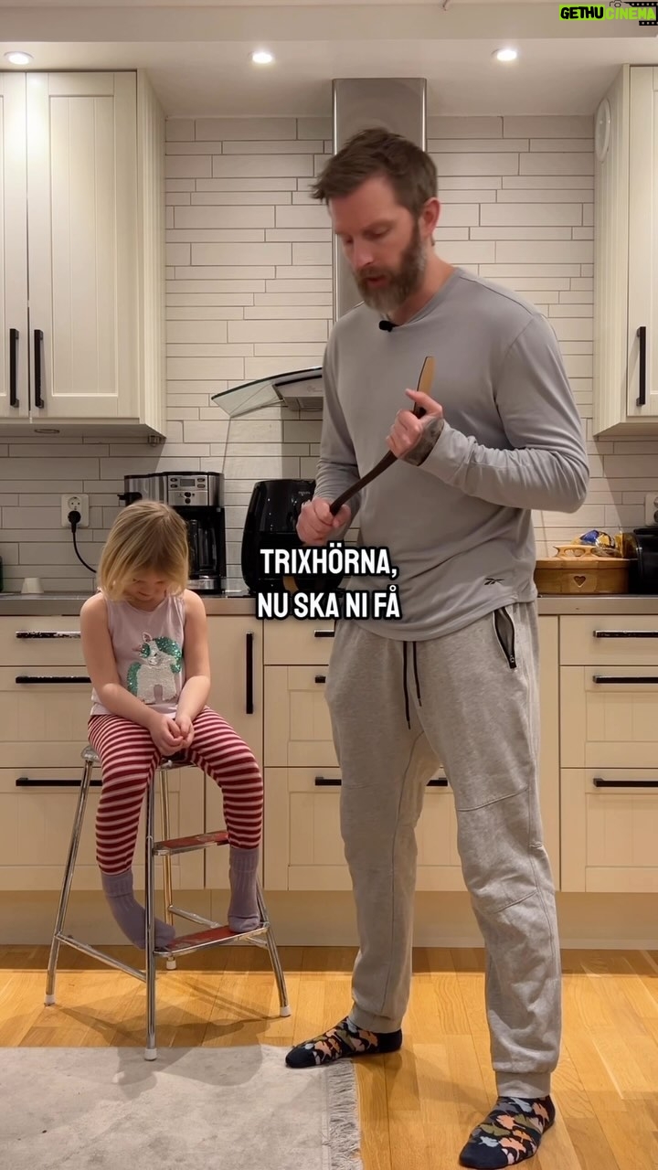 Niklas Andersson - 1.4K Likes - Har experimenterat lite med detta lilla trix och bestämt mig för att det kan göra nytta i vissa fall. Testa detta om du har ont i ryggen när du böjer dig fram, för många kan det upplevas mindre smärtsamt och kan därför vara en lämplig modifiering att göra för att jobba på sin rörelserädsla eller böjtolerans.
Har testat detta på många med detta problem och det har funkat förvånansvärt bra på dom flesta.
Jag har nu också bestämt att detta kallas ” Niklas Böjen” Skulle det vara så att det redan finns ett namn på denna modifiering så tar jag tillbaka namnet 😆.
På måndag är det start för ryggakademin, glöm inte anmäla er 👊💪