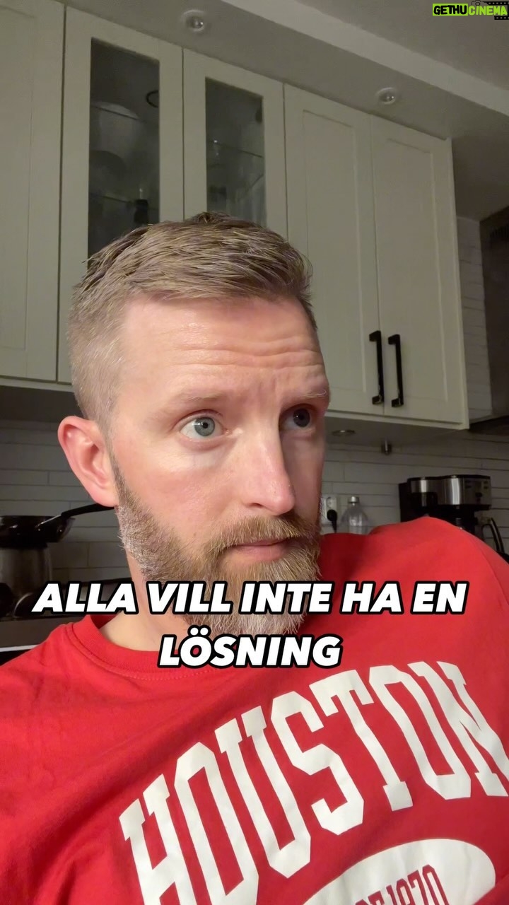 Niklas Andersson - 1.5K Likes - LÄS FÖR KONTEXT! Jag har under åren lärt mig att vissa människor inte är redo att motta den hjälp dom behöver. Det dom i första hand behöver är någon som lyssnar och förstår och klappar lite medhårs.
Vilket inte är något fel, det är en process och det första man kan behöva göra är att bygga en allians, när tillit finns på plats går allt mycket lättare.
Vår lilla video försökte visa att jag missbedömt situationen helt och behöver börja i en annan ände, tack för att du läste.